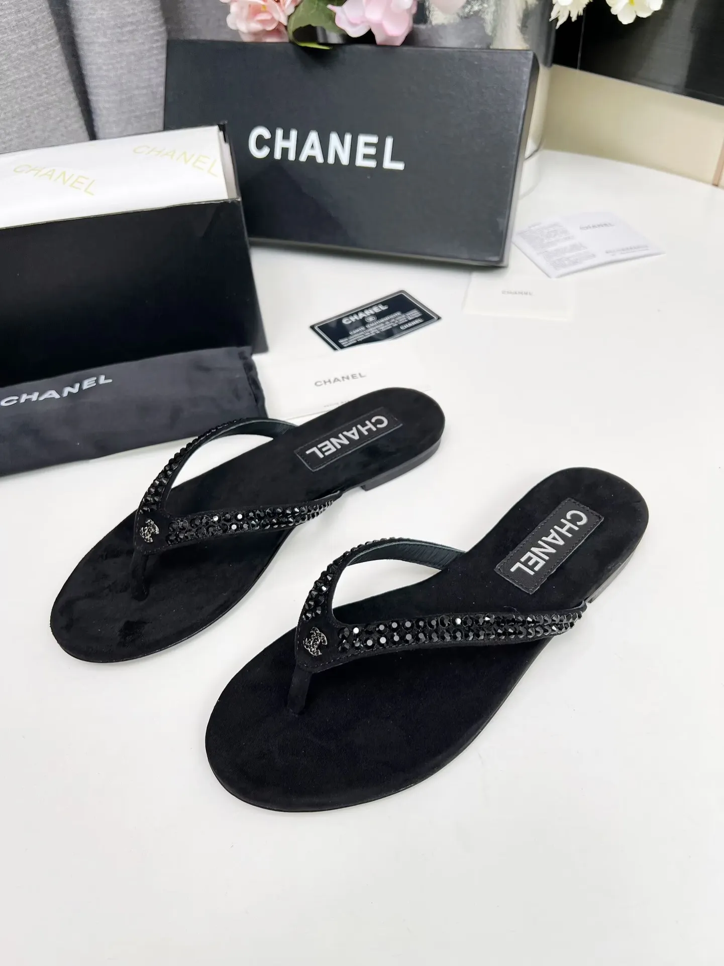 💕💕Factory direct selling price p440💕💕 Chanel new spring and summer genuine leather outsole flip-flops✅ I was really moved by this shoe when I first saw it💓 I liked it at first sight [surprised], 😊 and it has Chanel’s classic element diamond logo💎 Fabric: double-sided velvet Lining: cow lining Color: black Size: 35-41 (41 can be customized and non-returnable) Outsole: Made of genuine leather outsole Packaging: with card and cloth bag